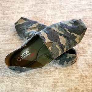 Camo print Bob's by Skechers, size 8.5